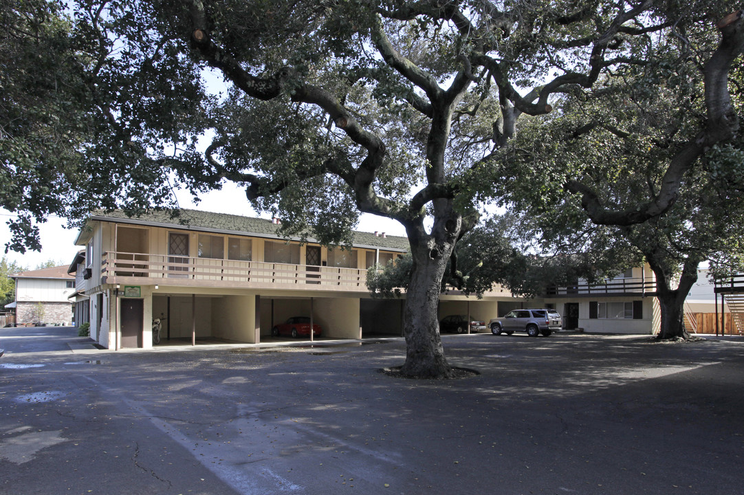 Twin Oaks Apartments in Menlo Park, CA - Building Photo