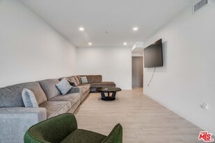 1021 S Shenandoah St in Los Angeles, CA - Building Photo