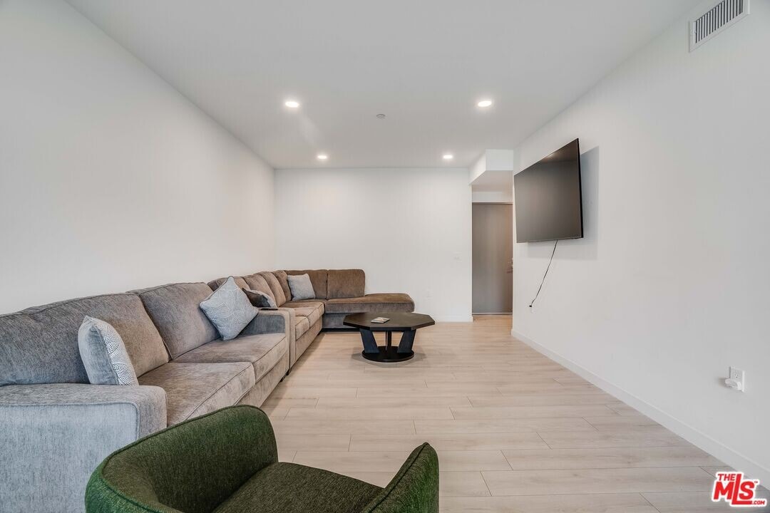 1021 S Shenandoah St in Los Angeles, CA - Building Photo