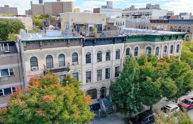 299 Throop Ave in Brooklyn, NY - Foto de edificio - Building Photo