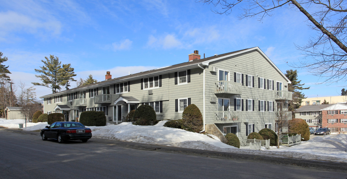 Town & Country Apartments in Augusta, ME - Foto de edificio