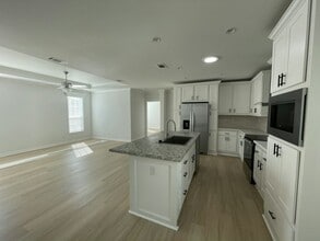 34808 Robins Song Rd in Zephyrhills, FL - Building Photo - Building Photo