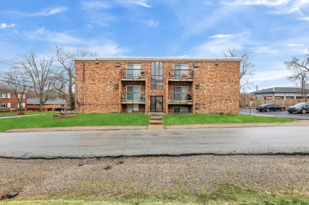 The Roxbury in Cincinnati, OH - Building Photo