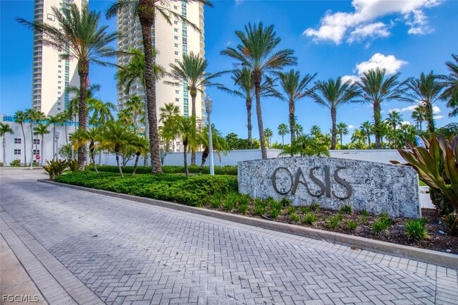 3000 Oasis Grand Blvd in Ft. Myers, FL - Building Photo - Building Photo