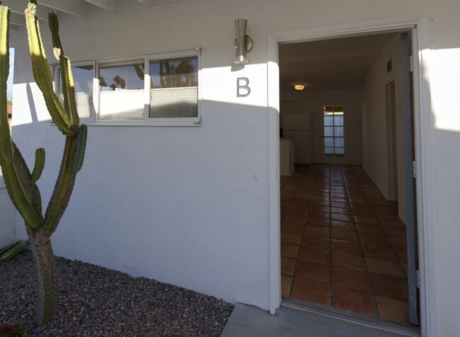 975 E Camino Parocela in Palm Springs, CA - Building Photo - Building Photo