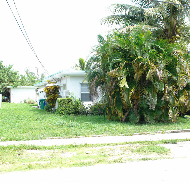 1137 NE 111th St in Miami, FL - Building Photo - Building Photo