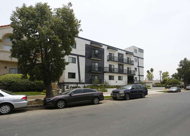 7228 Amigo Ave in Reseda, CA - Foto de edificio - Building Photo