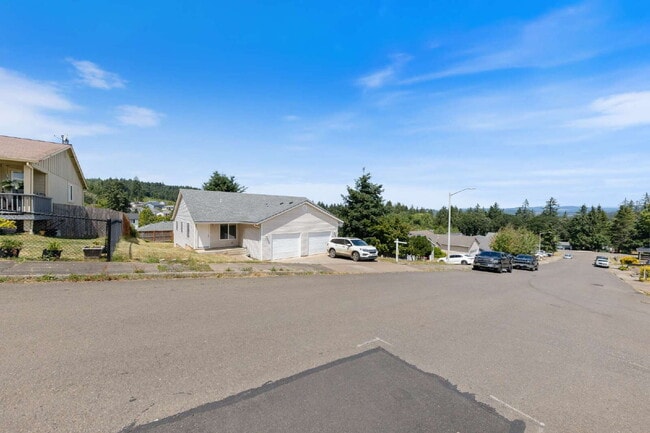 907 S W Bales Ave in Willamina, OR - Building Photo - Building Photo