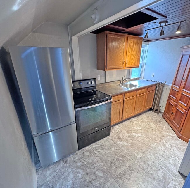 395 Saint John St, Unit Upstairs in Portland, ME - Building Photo - Building Photo