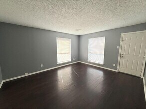 2641 Santa Barbara Dr in Grand Prairie, TX - Foto de edificio - Building Photo