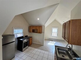 163 Linden Ave, Unit 3rd in Irvington, NJ - Building Photo