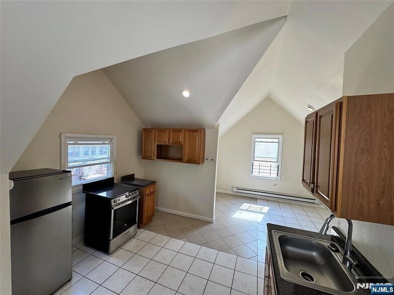 163 Linden Ave, Unit 3rd in Irvington, NJ - Building Photo