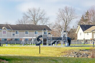 Country Lake Townhomes in Indianapolis, IN - Foto de edificio - Building Photo