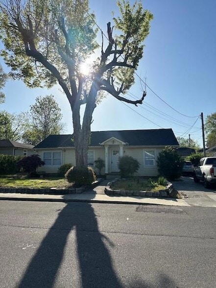 property at 860 Harle Ave NW