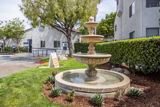 Harbor Cliff Apartments in Anaheim, CA - Foto de edificio - Building Photo