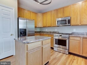 6704 Dorothy Giles Ct in Alexandria, VA - Building Photo - Building Photo