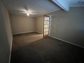 115 E Garden Dr in Iowa Park, TX - Building Photo - Building Photo