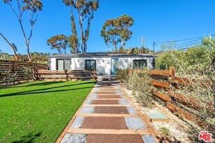 27357 Pacific Coast Hwy in Malibu, CA - Building Photo