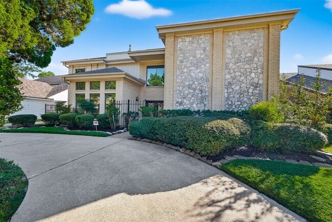 property at 1698 Creekside Dr