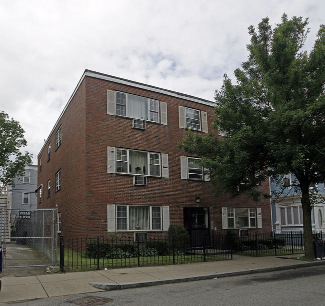 95 Milton Ave in Boston, MA - Foto de edificio - Building Photo