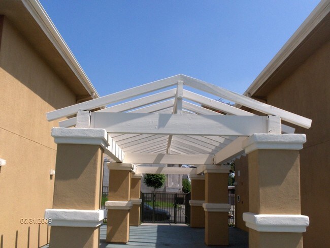 Orange Tree Village Apartments in Compton, CA - Building Photo - Building Photo