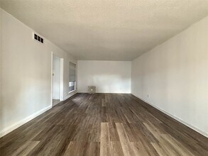 7206 S Gessner Rd in Houston, TX - Building Photo - Building Photo