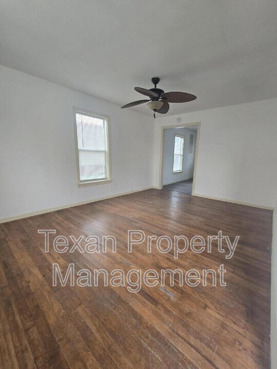 9407 Braddock St in Cresson, TX - Foto de edificio
