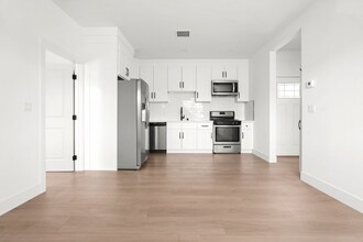 14531 Dickens St in Los Angeles, CA - Building Photo - Building Photo