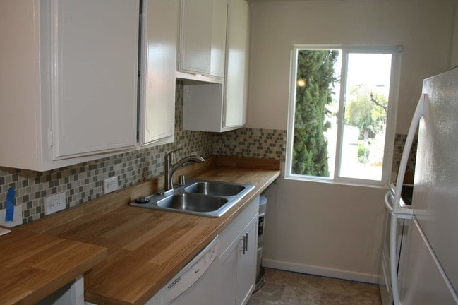 400 N Acacia Ave, Unit B22 in Fullerton, CA - Building Photo - Building Photo