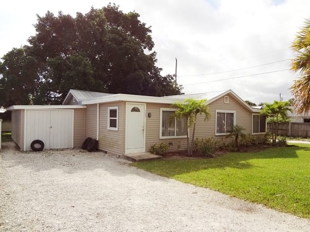 1177 NE Rio Ave in Jensen Beach, FL - Building Photo