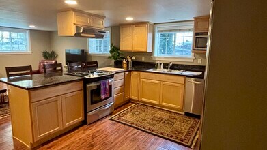 2487 NW Lovejoy St, Unit 2-BR Unit B in Portland, OR - Foto de edificio - Building Photo