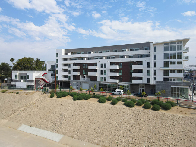 Watermark Apartments in Reseda, CA - Foto de edificio - Building Photo