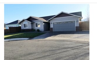 2729 SW Swopes Dr in Grants Pass, OR - Building Photo