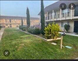 2421 Country Club Blvd in Stockton, CA - Building Photo