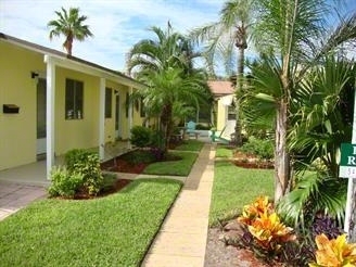 113 Edwards Ln in Palm Beach Shores, FL - Building Photo