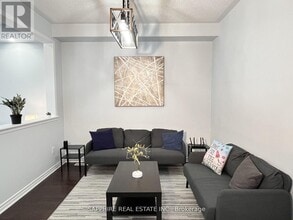 325 Trudeau Dr in Milton, ON - Building Photo - Building Photo