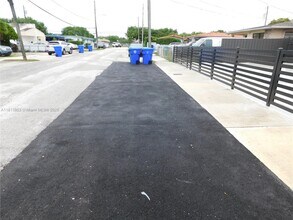 330 NW 43rd Pl in Miami, FL - Building Photo - Building Photo