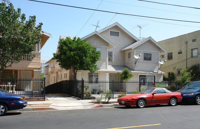 2821 San Marino St in Los Angeles, CA - Building Photo - Building Photo