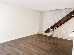 1320 W Inverrary Ln in Deerfield, IL - Building Photo - Building Photo