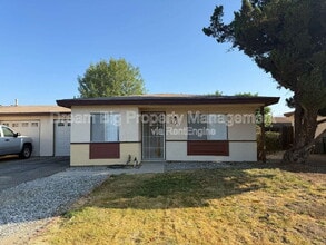 2328 W Oakland Ave in Hemet, CA - Building Photo - Building Photo