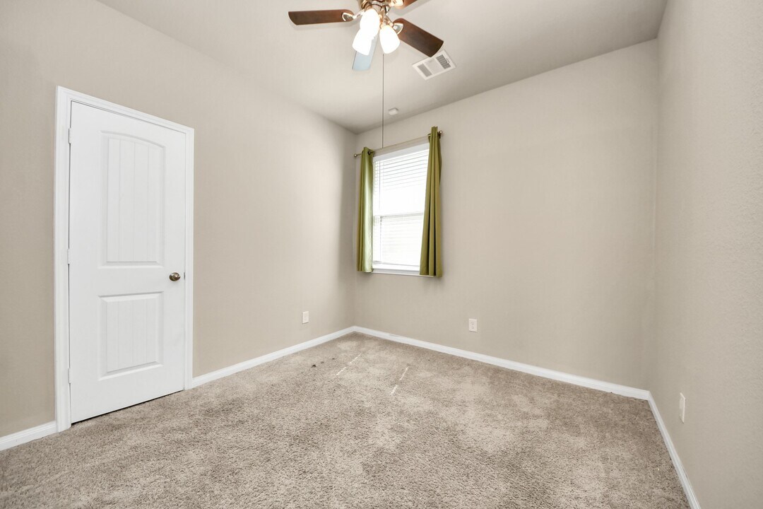 17630 Holroyd Rd in Atascocita, TX - Building Photo