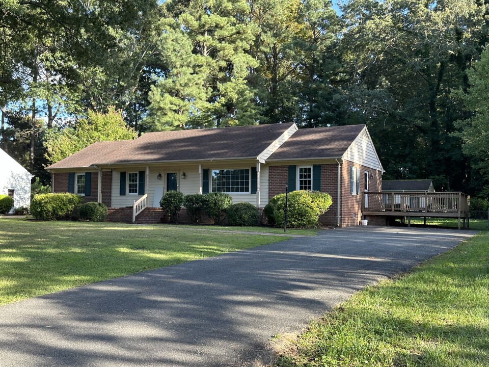 7405 Glastonburg Dr in Mechanicsville, VA - Building Photo