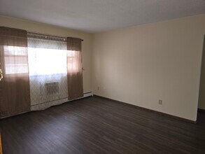 2255 8th Ave, Unit #2 in Marion, IA - Foto de edificio - Building Photo