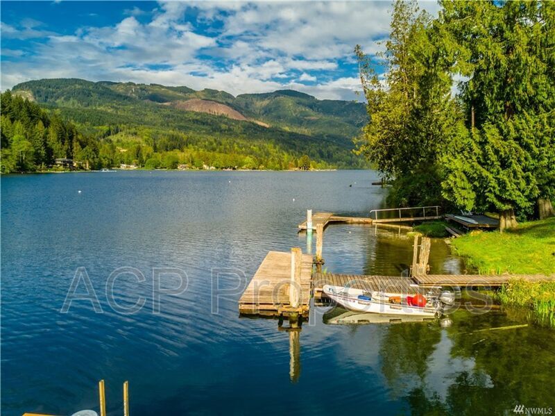 931 W Lake Samish Dr in Bellingham, WA - Building Photo