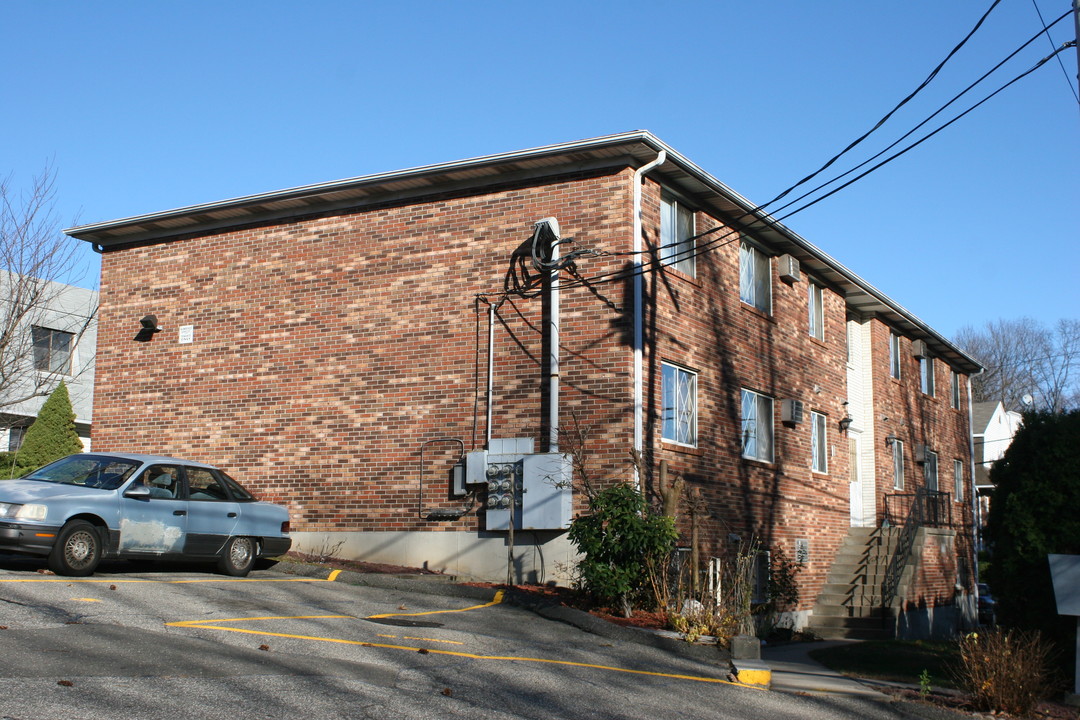 230 Perkins Ave in Waterbury, CT - Building Photo