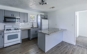 301 E Dumble St in Alvin, TX - Building Photo - Building Photo