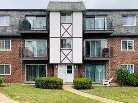 9462 Bay Colony Dr, Unit 3rd Floor in Des Plaines, IL - Building Photo