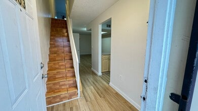 2319 W 60th St, Unit D203 in Hialeah, FL - Building Photo - Building Photo