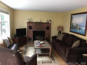 72 Hillcrest Rd in East Lyme, CT - Building Photo - Building Photo
