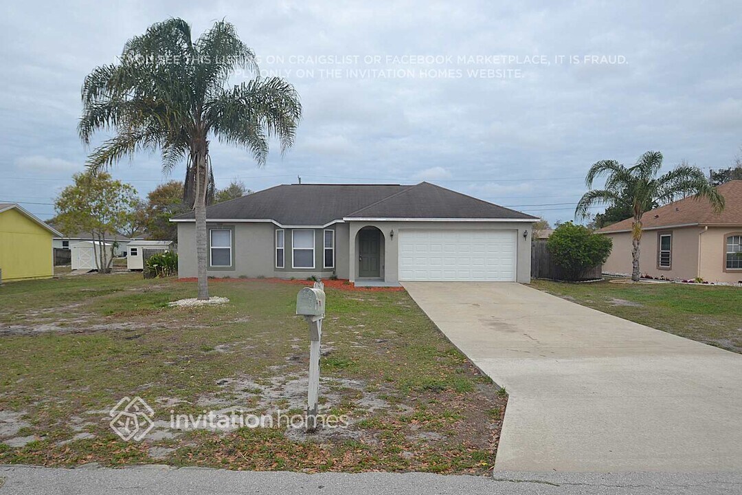 1759 Santee Ave in Deltona, FL - Foto de edificio